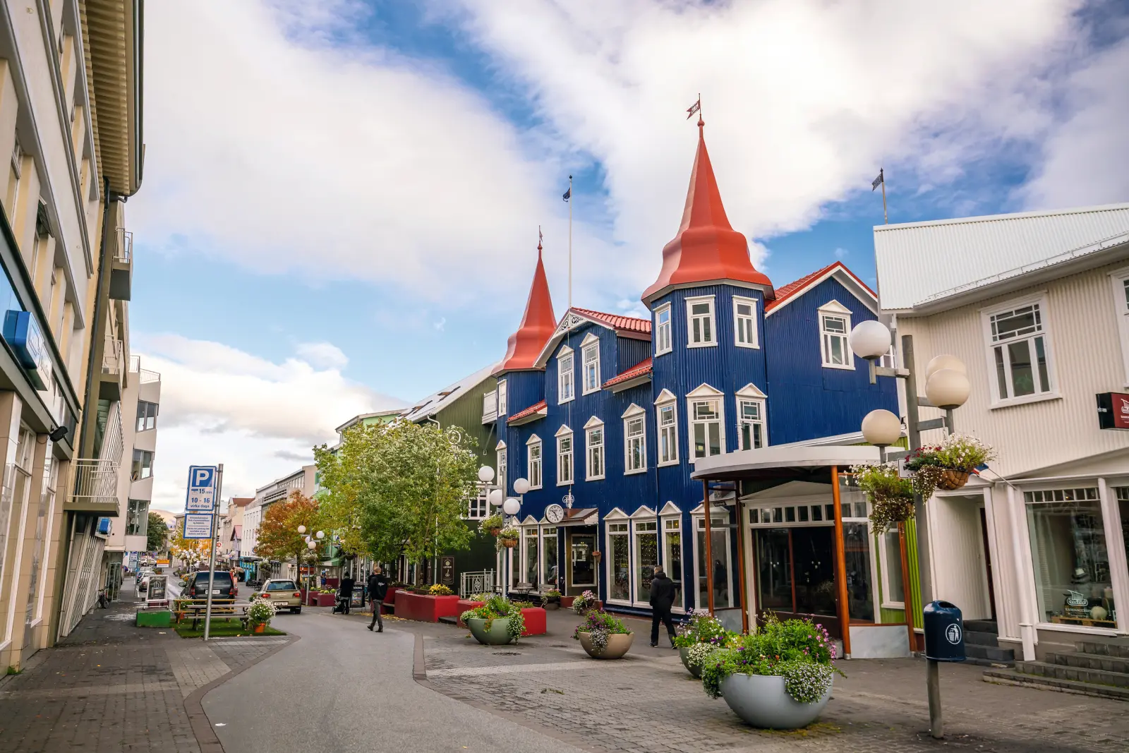 Innenstadt von Akureyri in Island mit bunten Gebäuden und Straßenszene im Eyjafjördur-Fjord.