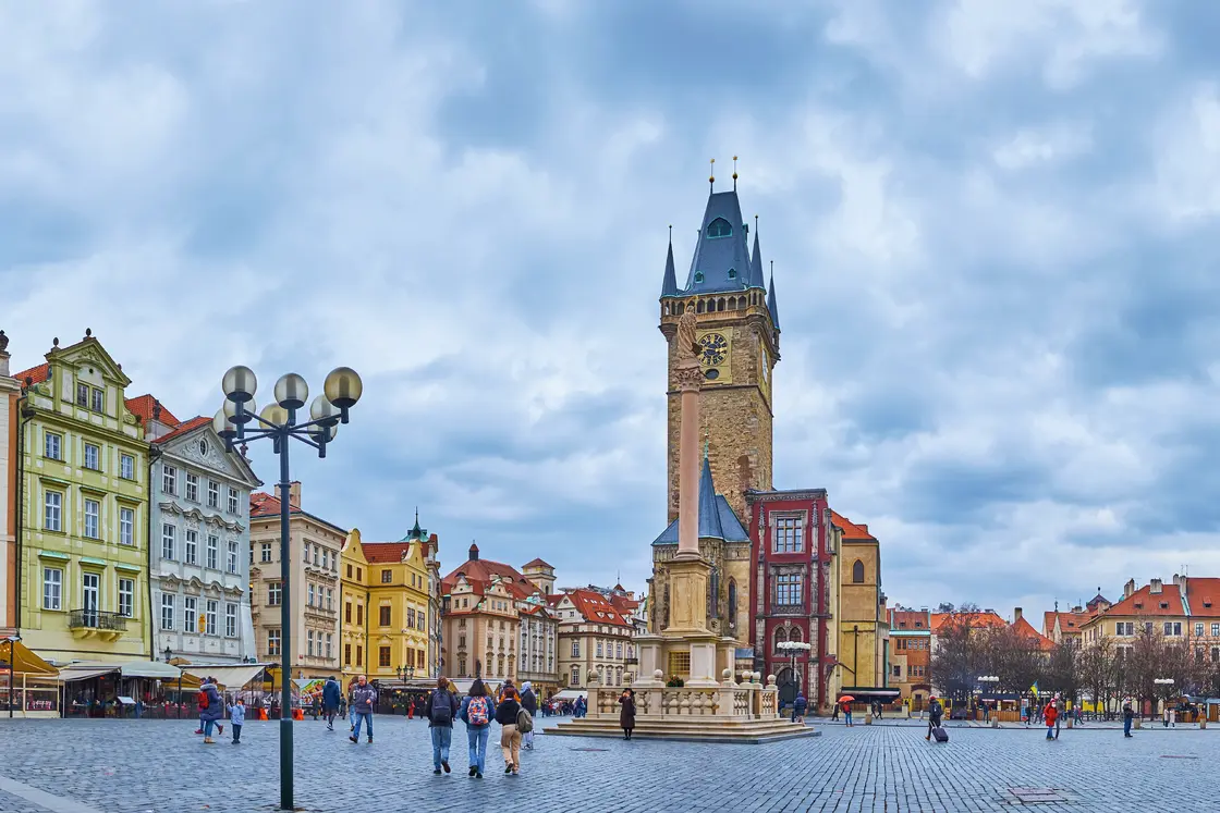 Vista panoramica sulla Piazza della Città Vecchia di Praga con edifici storici e torre.