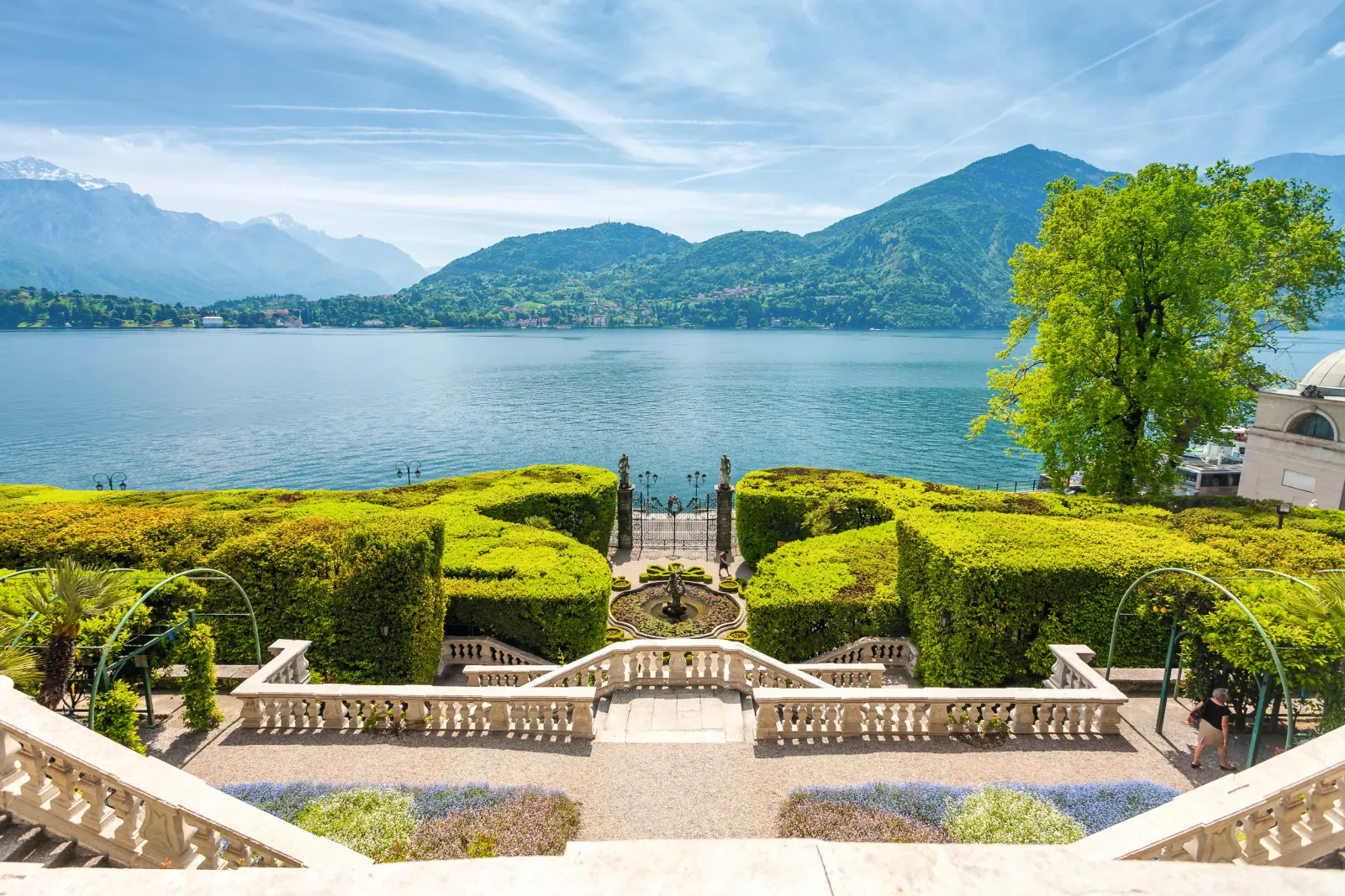 Terrasse avec vue sur un lac et les montagnes environnantes sous un ciel dégagé