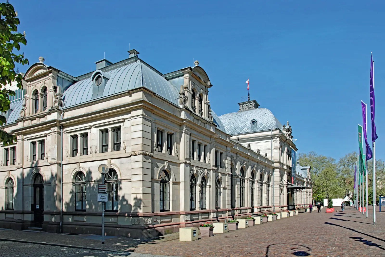 Bâtiment historique à coupole bleue sous un ciel dégagé.