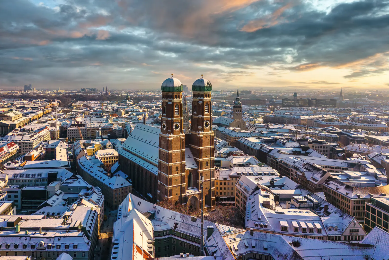 Snow-covered view of Munich with the Frauenkirche at its centre.