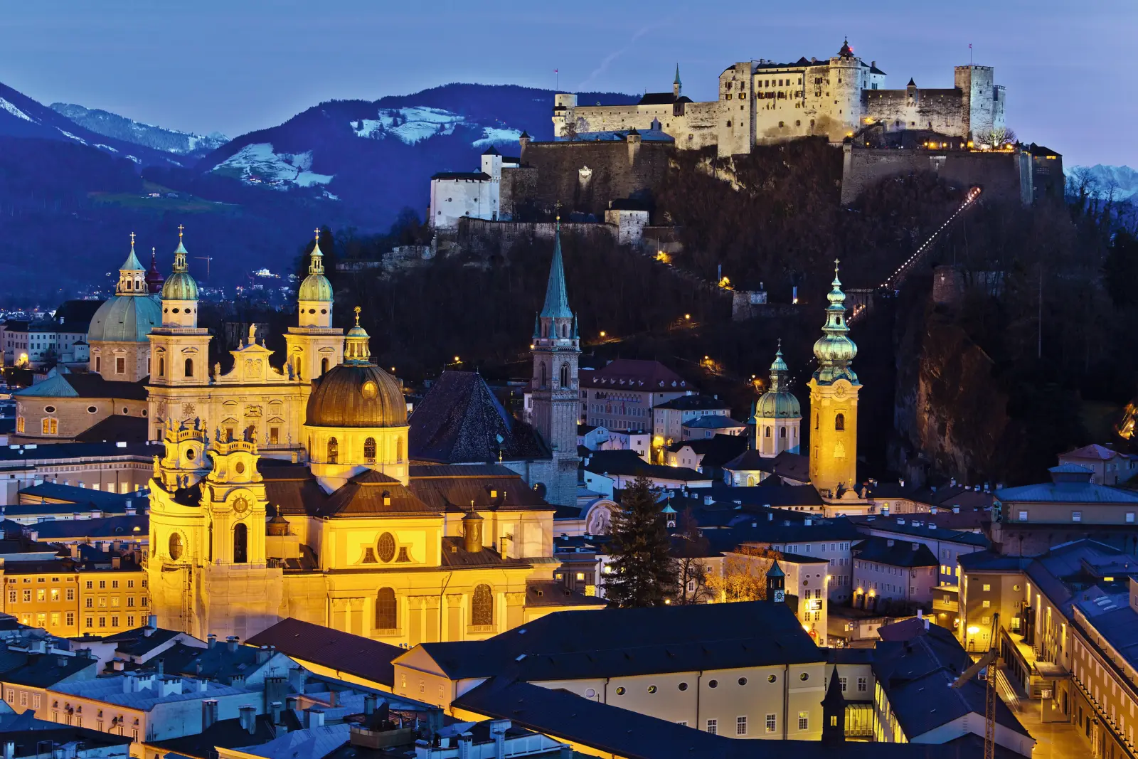 Vista su Salisburgo al crepuscolo con la fortezza di Hohensalzburg sullo sfondo.