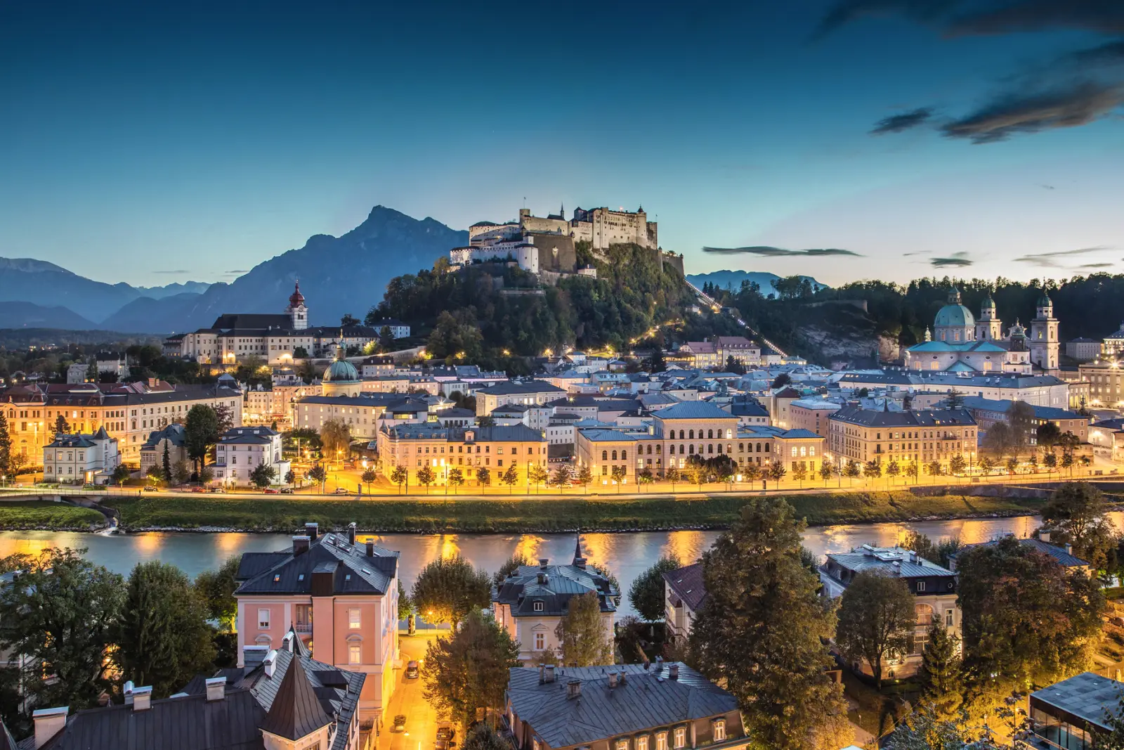 Veduta di Salisburgo al crepuscolo con la fortezza di Hohensalzburg sullo sfondo.