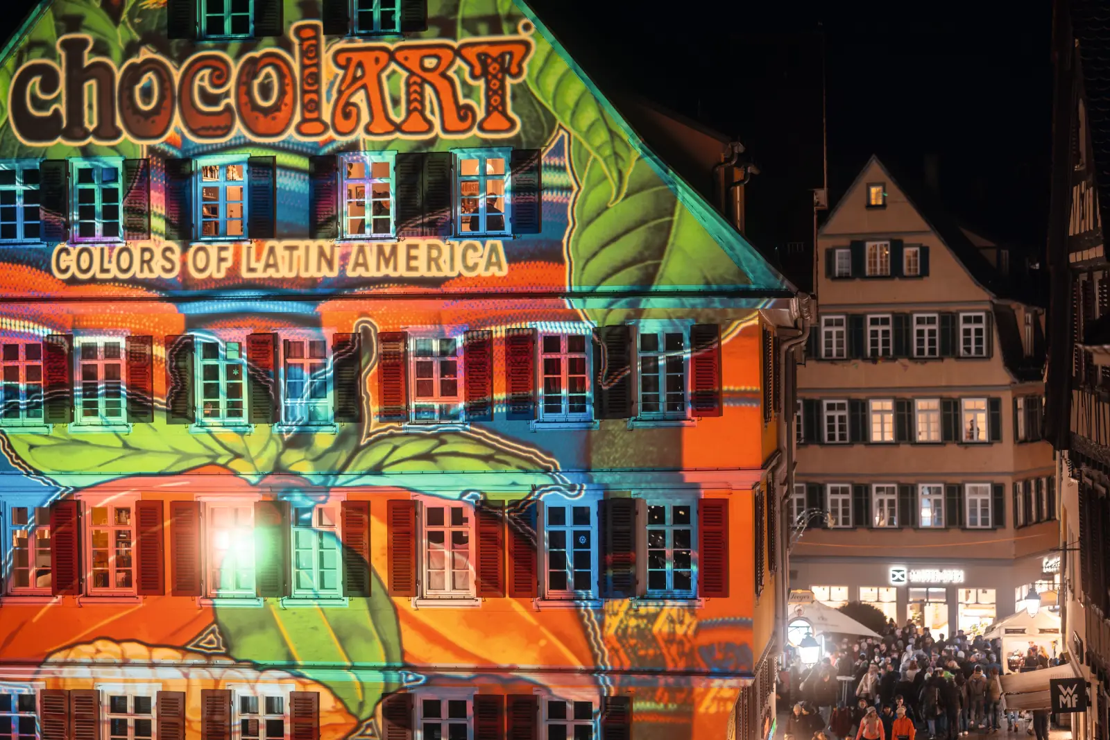Façade d’immeuble avec des projections colorées de chocolat lors du festival chocolART.