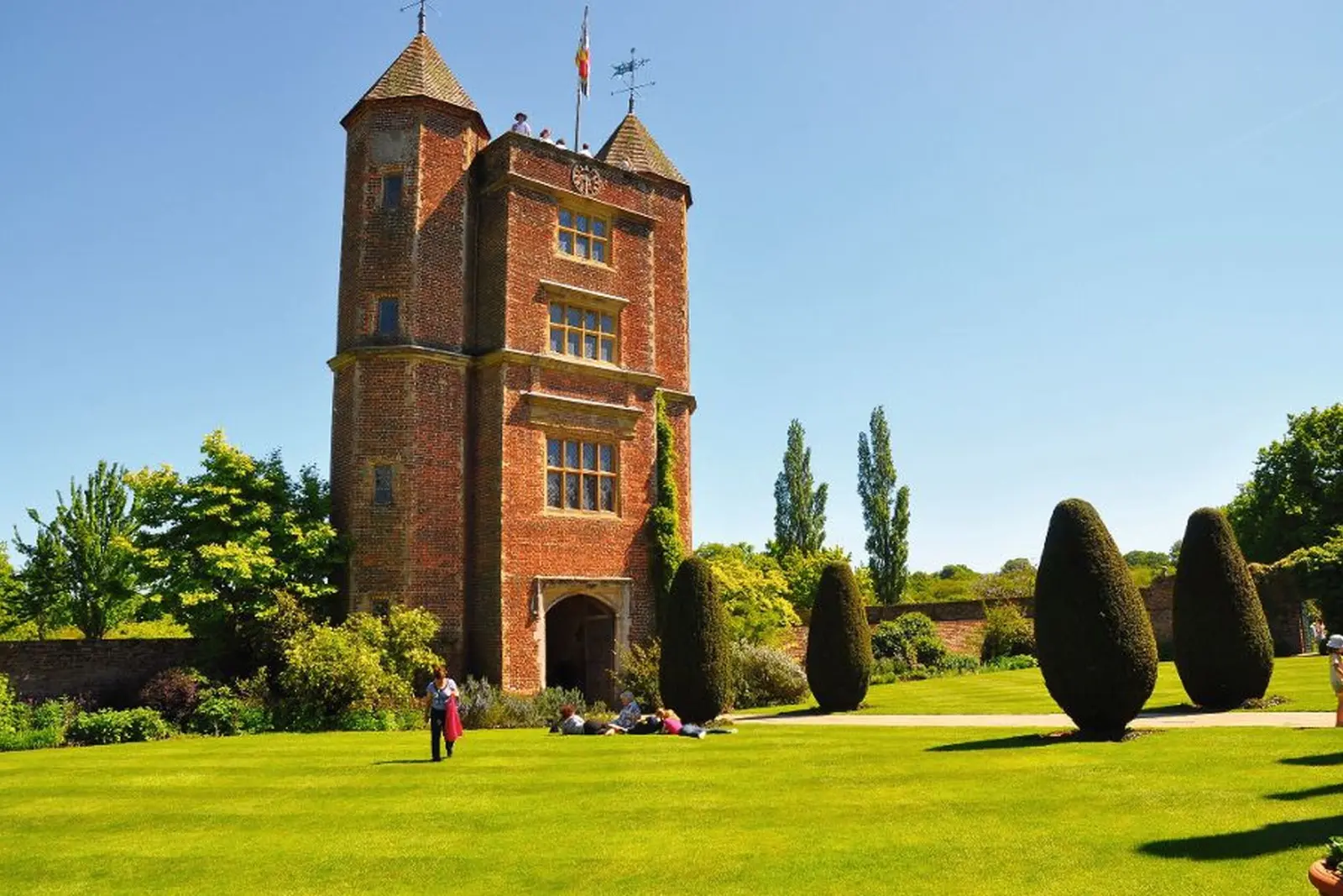 Le torri nel giardino di Sissinghurst immagine