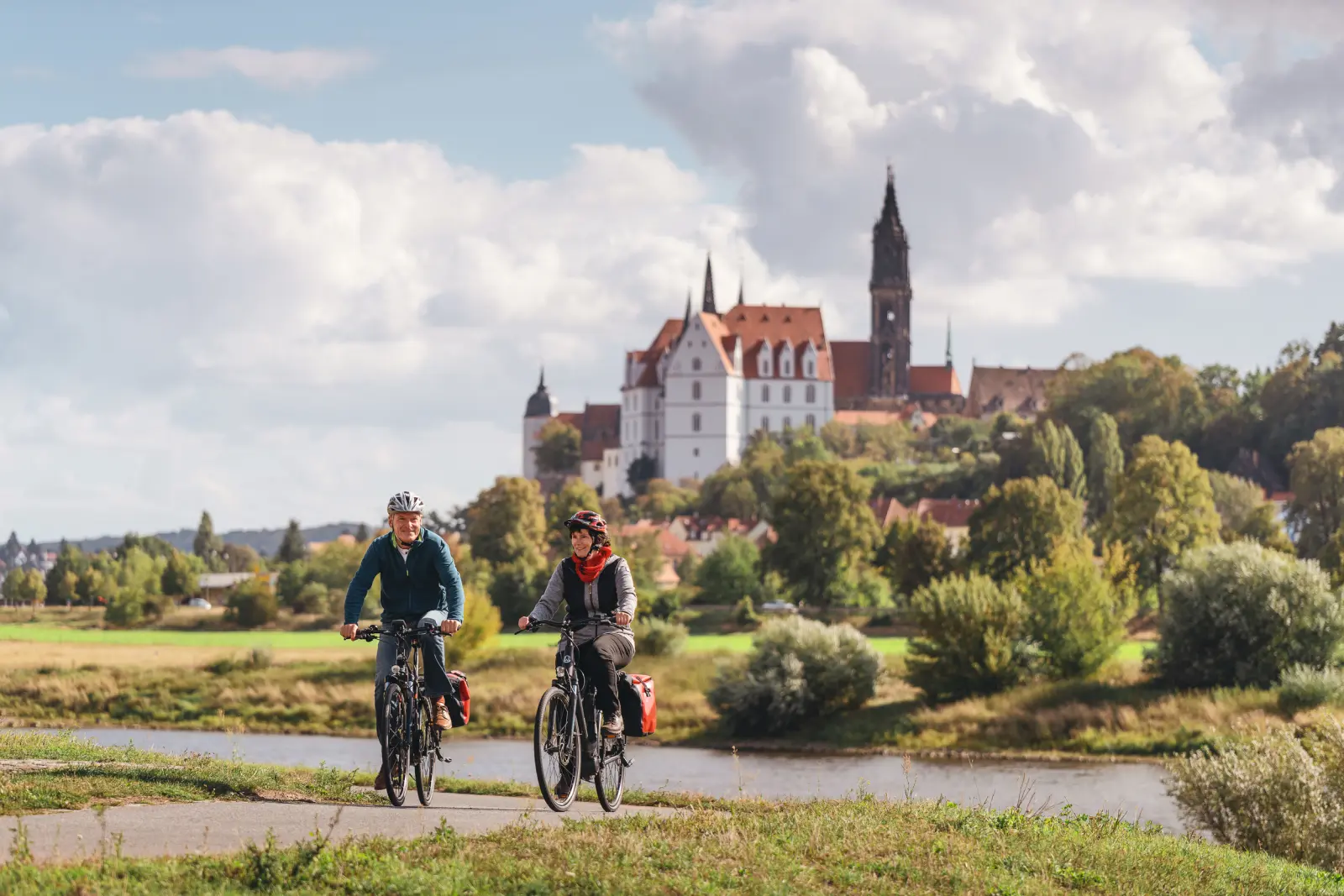 Due ciclisti sulla pista ciclabile dell'Elba con vista sulla Albrechtsburg di Meissen.