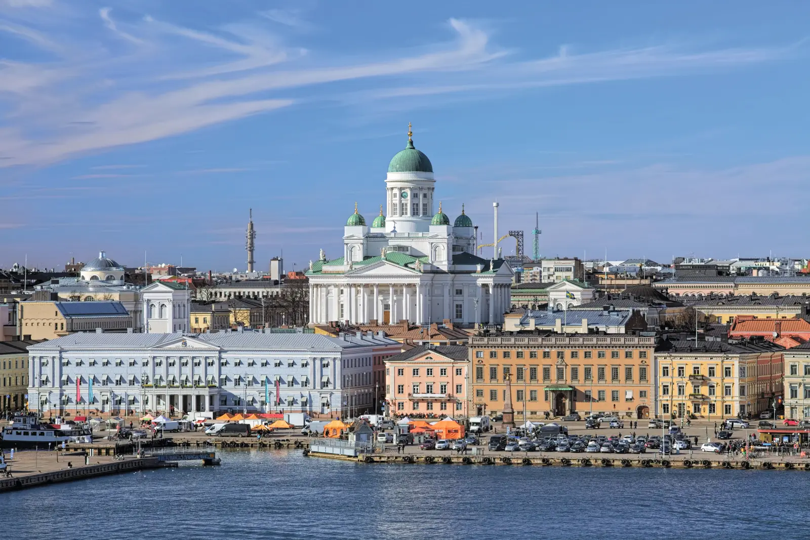 Helsinki mit Kathedrale und Hafen bei klarem Himmel.