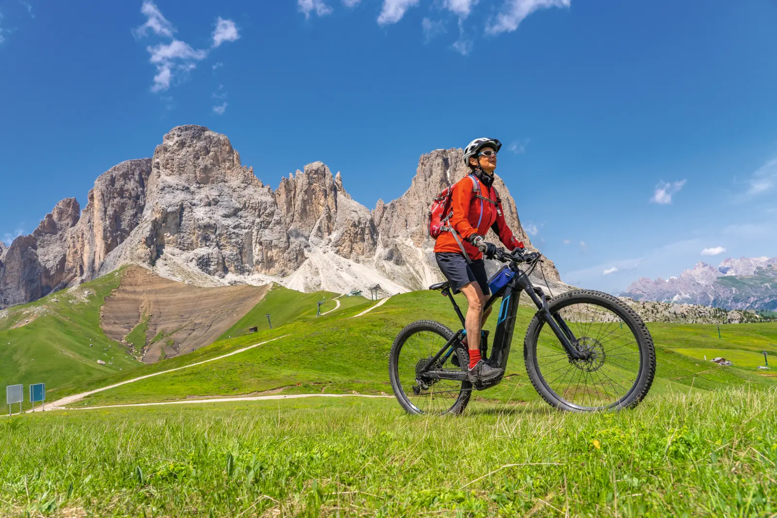 Mann fährt Mountainbike in den Dolomiten.