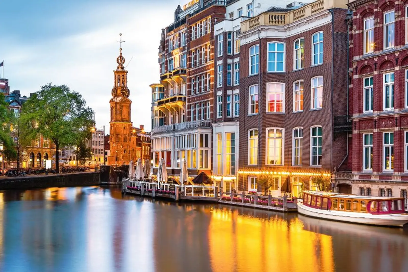 Vue sur un canal pittoresque dans une ville européenne au crépuscule.