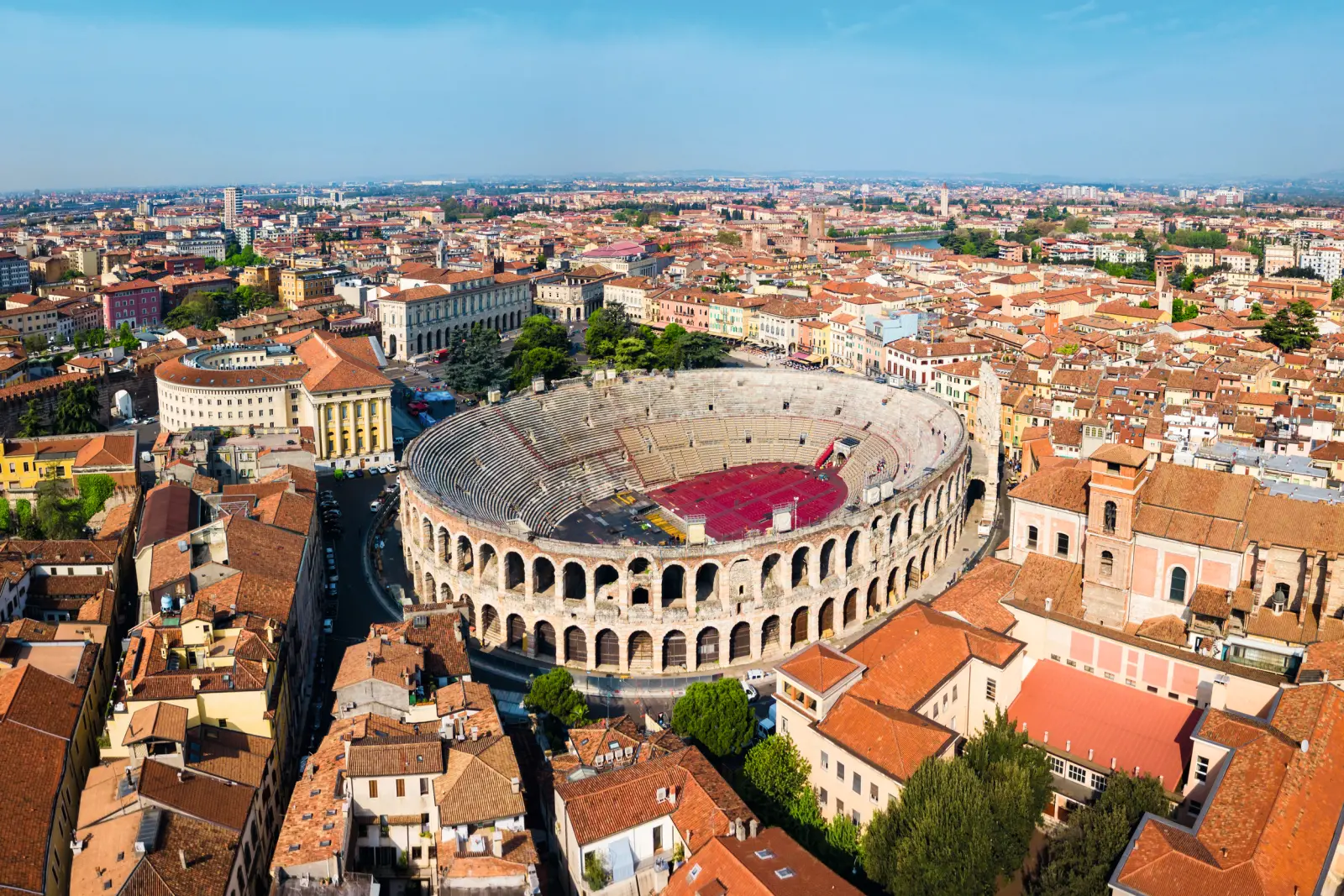 Vue aérienne des arènes de Vérone au cœur de la ville.