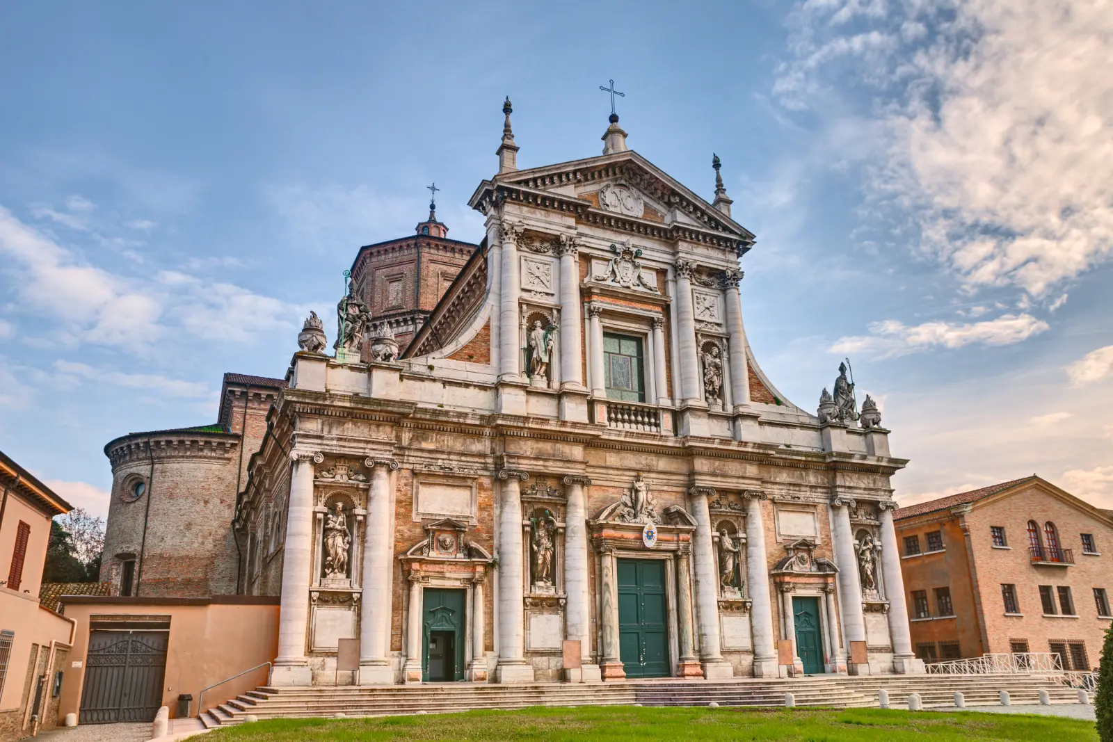 Chiesa barocca con facciata riccamente ornata e statue alla luce del giorno.