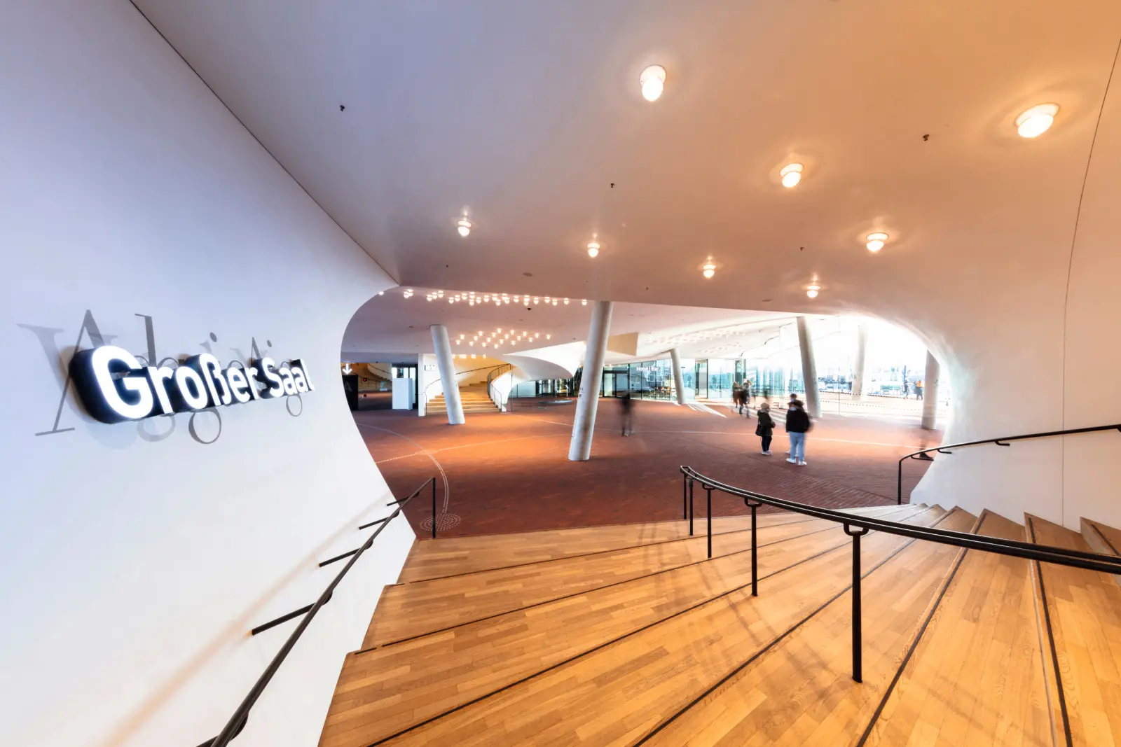 Scalinata in legno nella Elbphilharmonie, veduta del foyer con la scritta "Großer Saal"