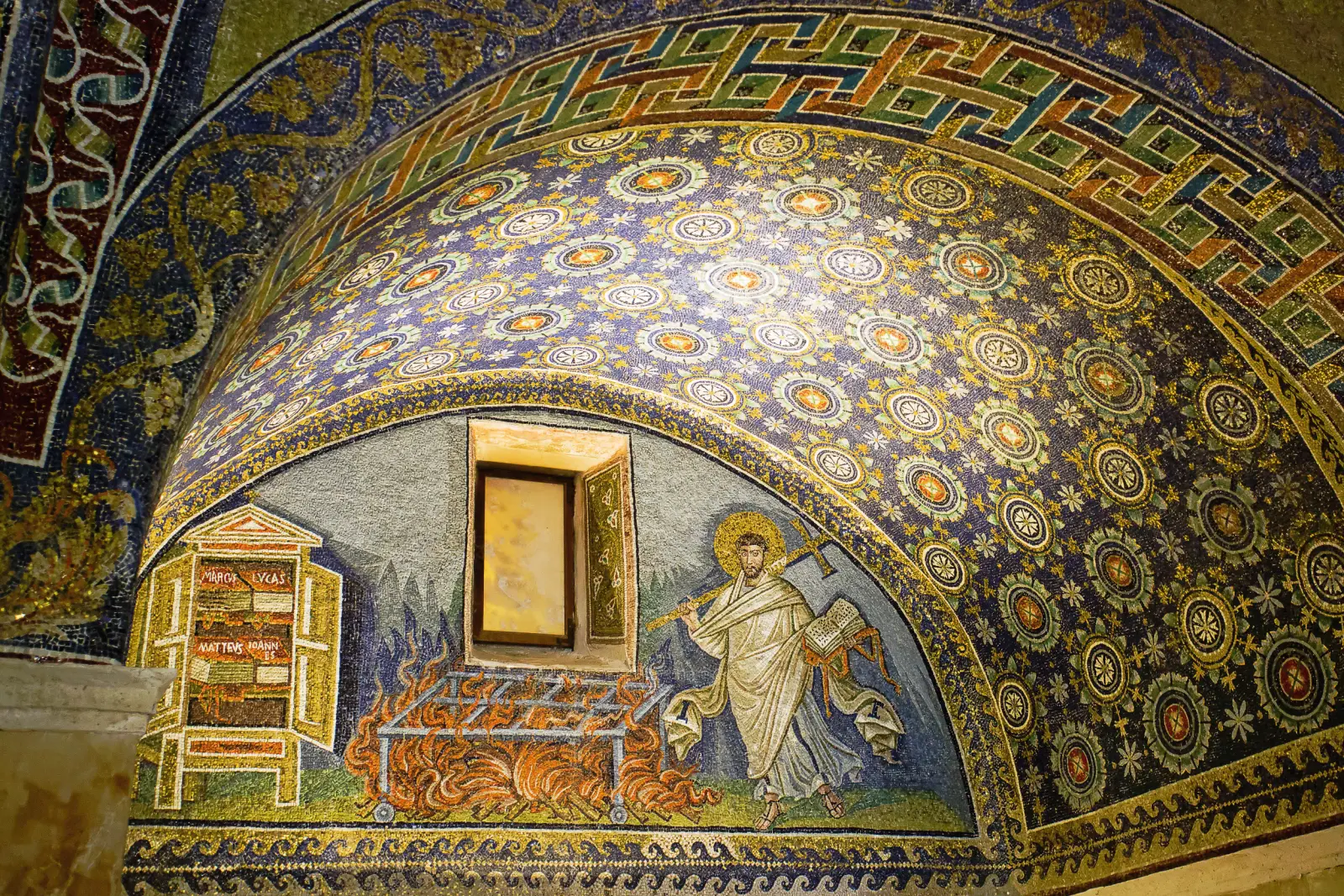 Mosaïque murale à motif religieux et motifs géométriques dans une coupole.