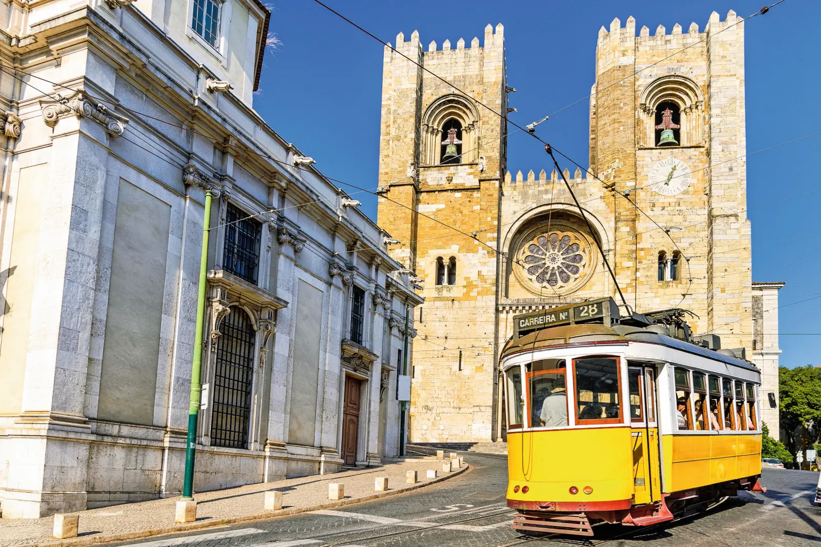 Storico tram giallo di Lisbona immagine