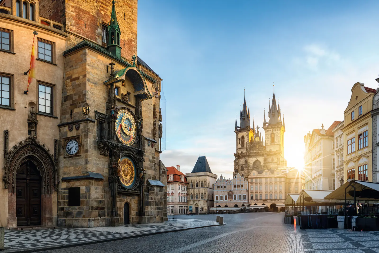 Piazza con orologio astronomico e chiesa nel centro storico all'alba