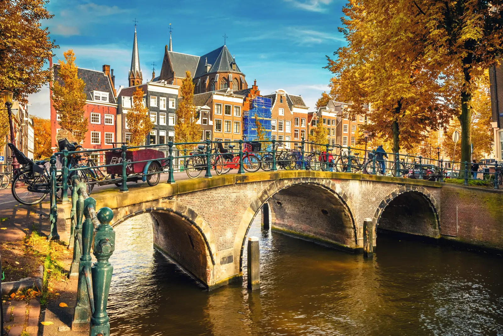 Brücke mit Fahrrädern über einem Kanal in einer europäischen Stadt im Herbst.