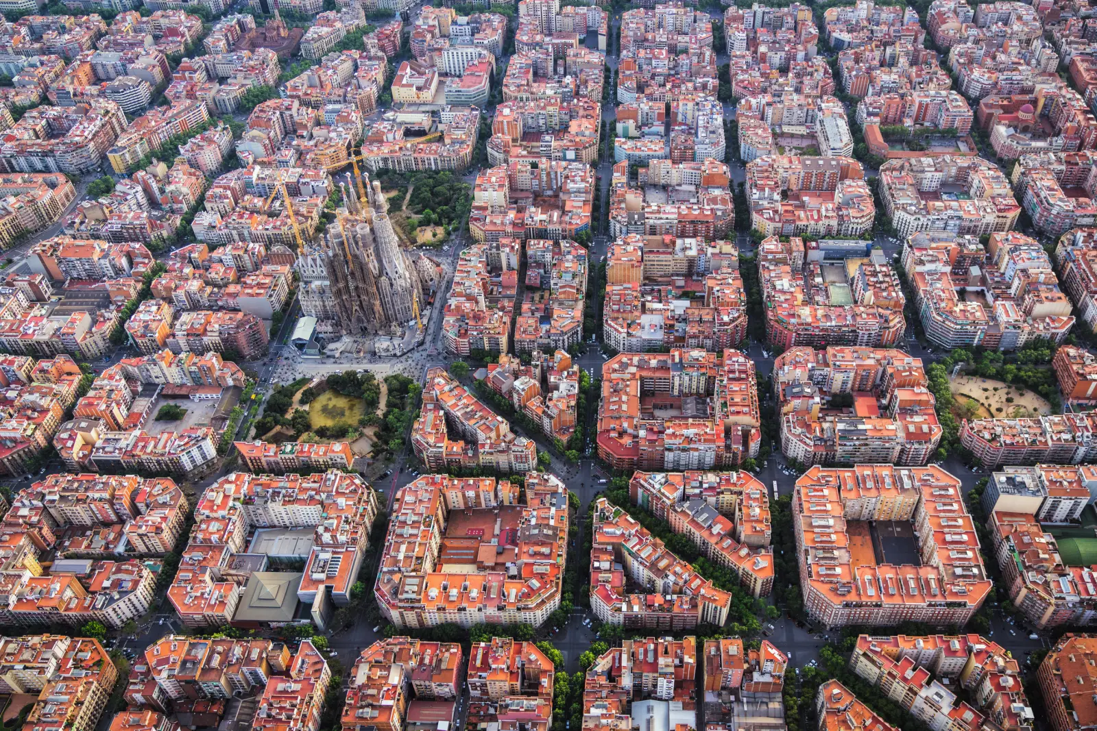 Vue aérienne de Barcelone avec la Sagrada Família et son quadrillage de rues.