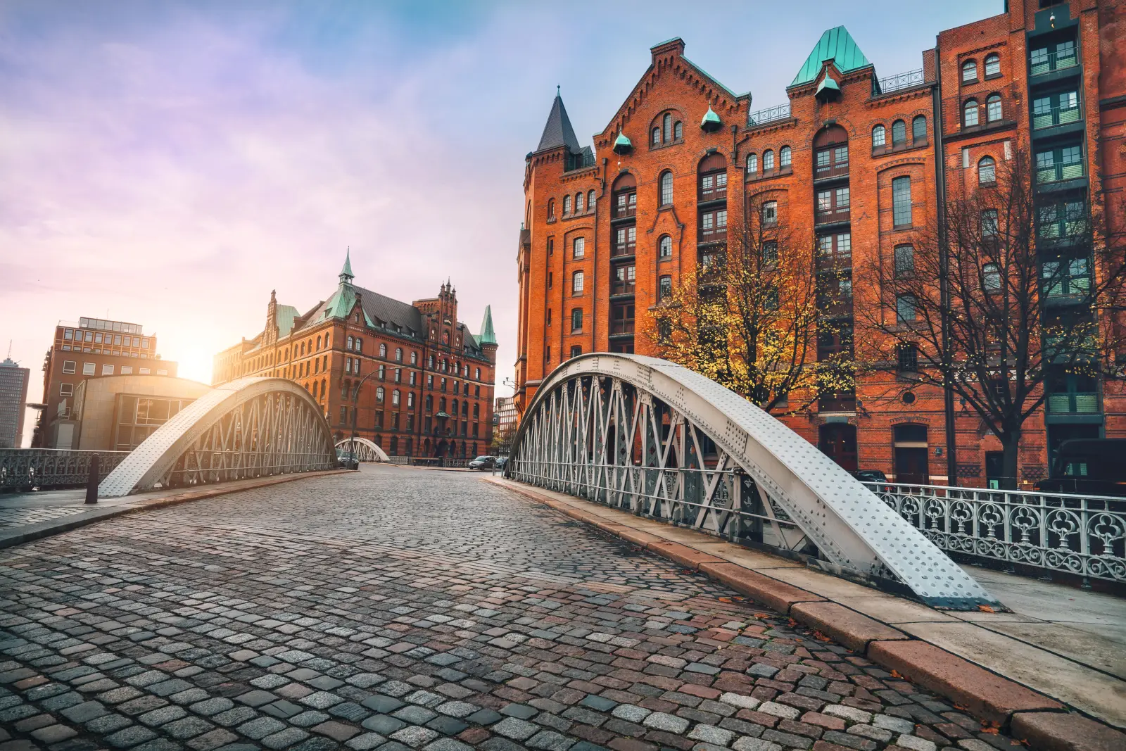Ponte di ciottoli nella Speicherstadt, Amburgo al tramonto.
