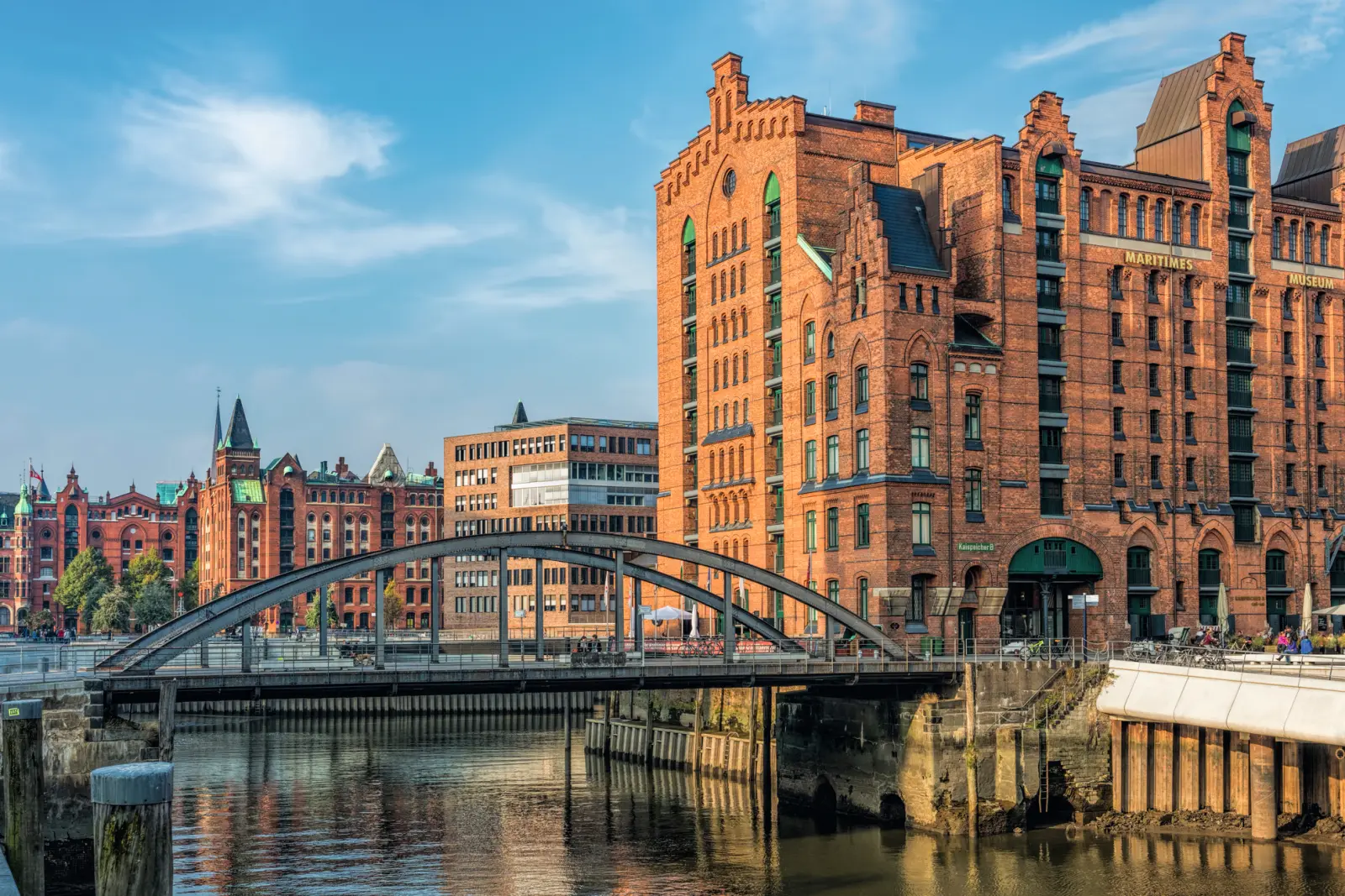 Edifici storici in mattoni e ponte nella Speicherstadt in una giornata di sole