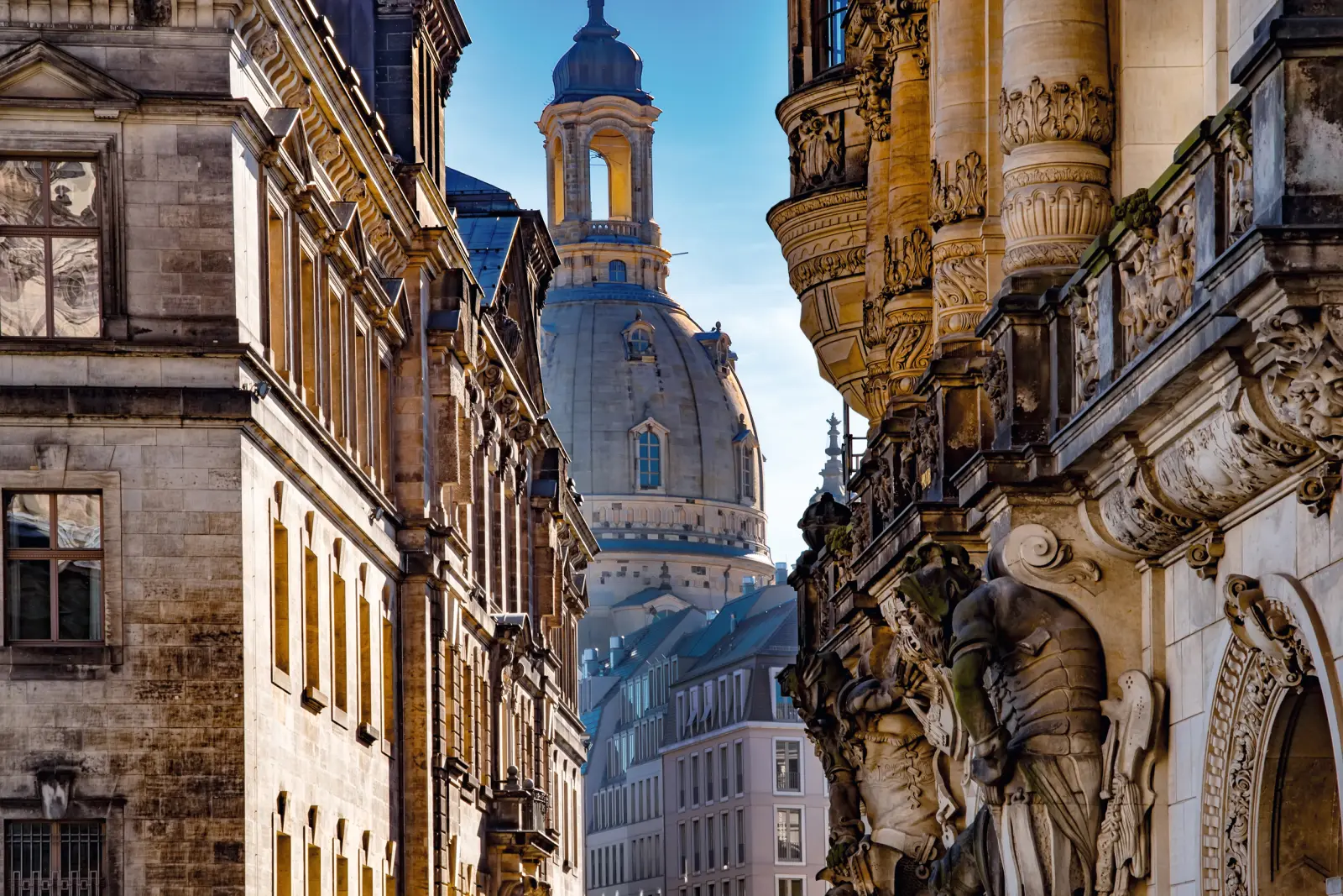 Bâtiments historiques dans une ville européenne, avec une coupole à l’arrière-plan.