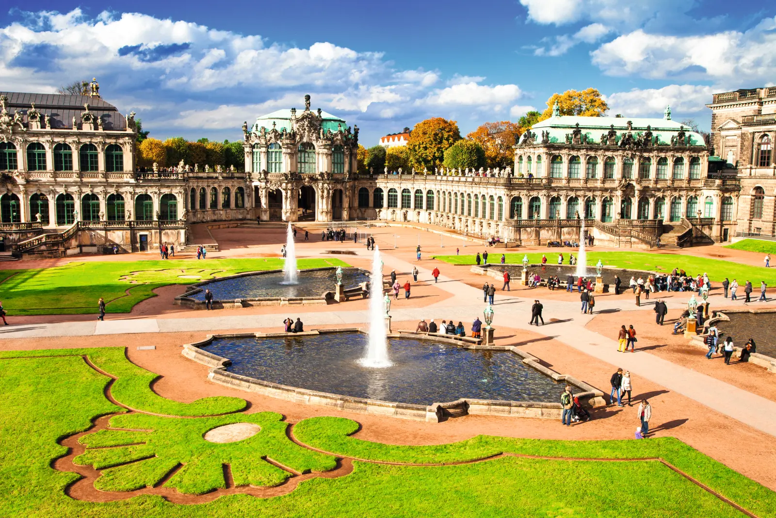 Zwinger barocco a Dresda con fontana e visitatori in una giornata di sole.