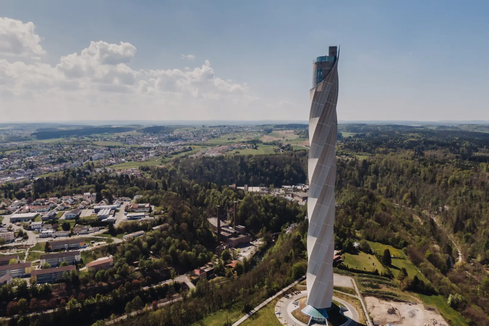 Tour ultramoderne au cœur d’un paysage verdoyant, vue aérienne