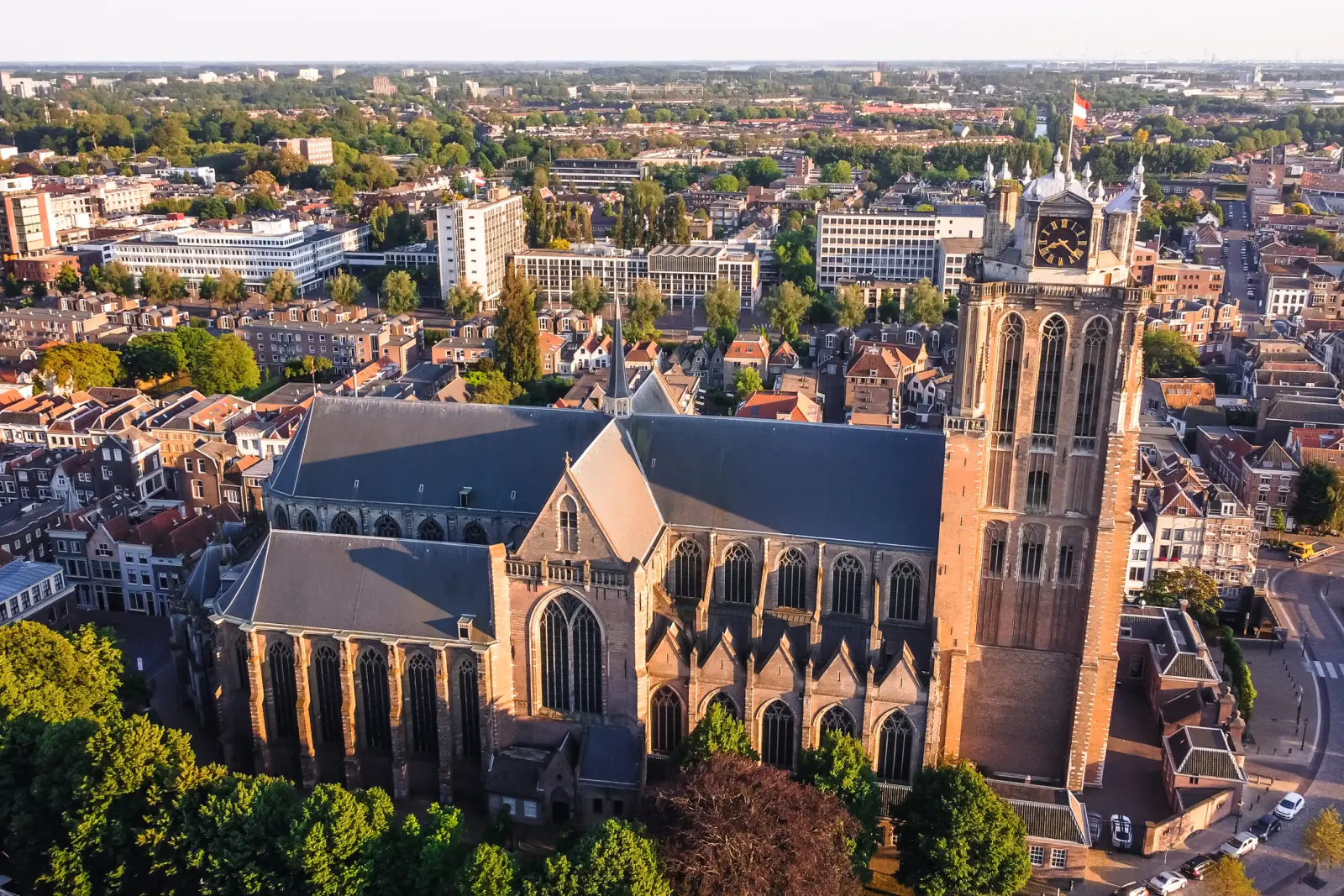 Vue aérienne d’une grande église avec son clocher dans un environnement urbain.