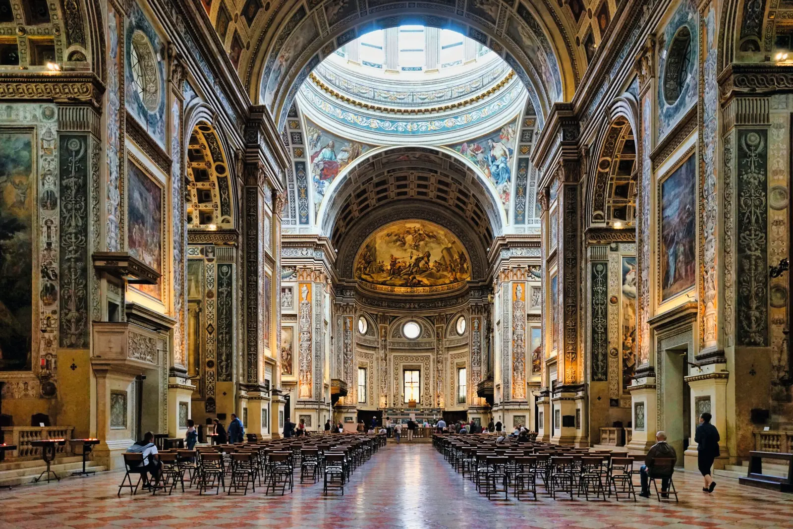 Grande cathédrale richement décorée, avec de hauts plafonds et de magnifiques peintures.