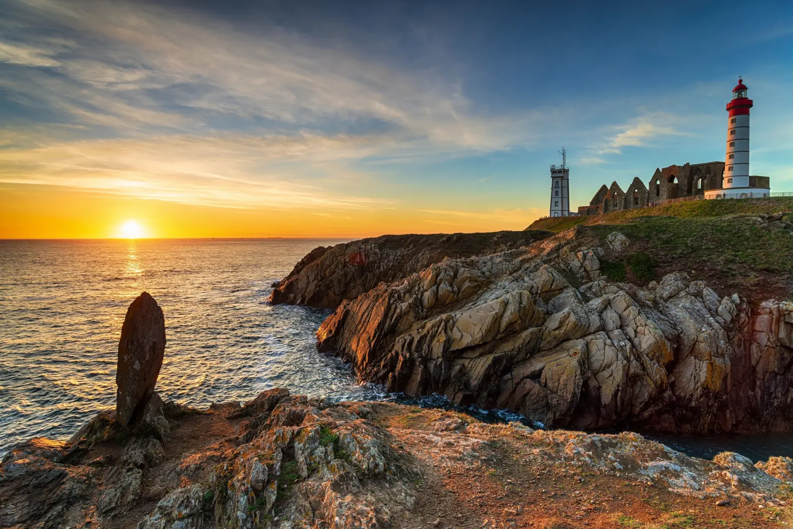 Faro di Saint Mathieu sulla costa della Bretagna presso Brest immagine