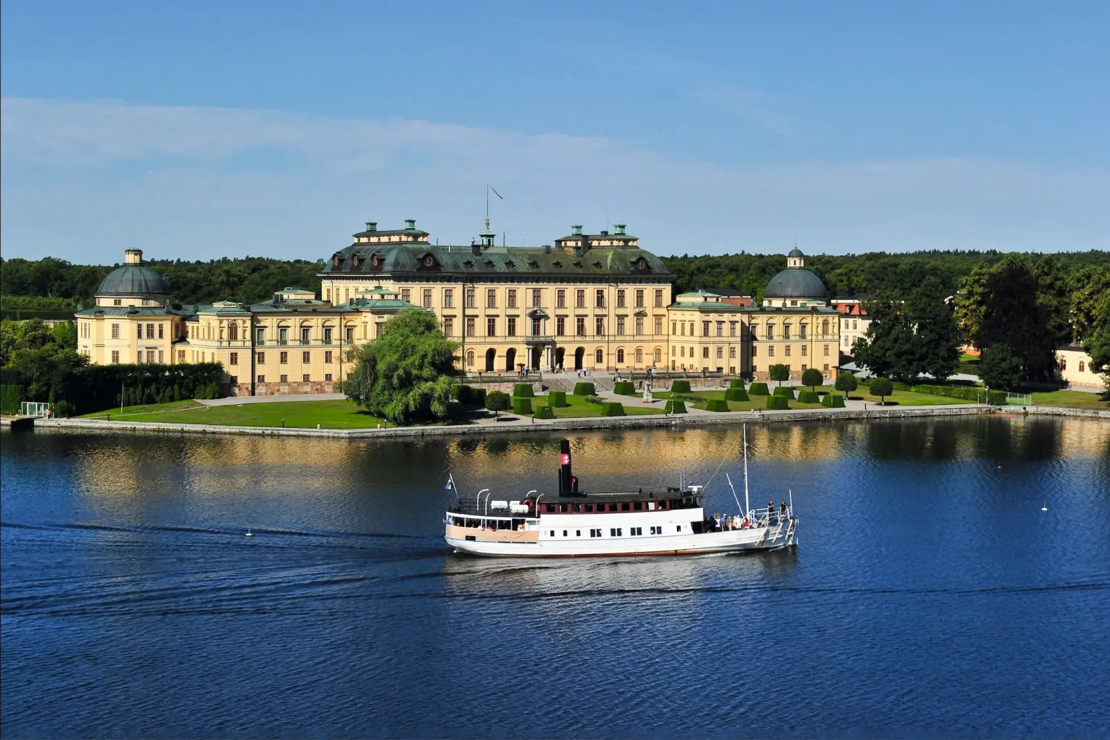 Ship in front of Drottningholm image
