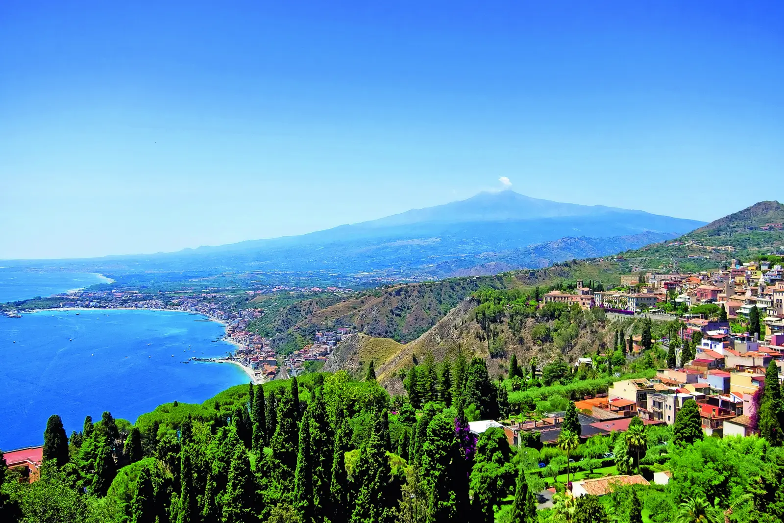 Taormina con l'Etna sullo sfondo immagine
