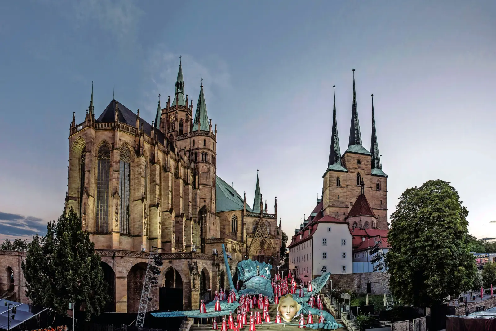 Image Scène devant la cathédrale lors du festival des marches de la cathédrale d’Erfurt