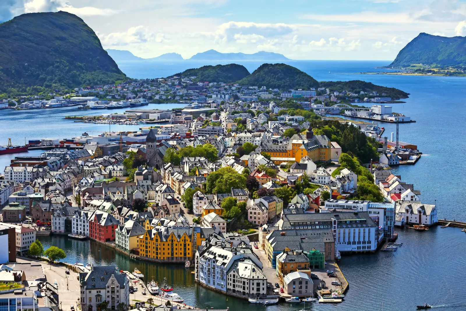 Panorama della città di Ålesund, in Norvegia, con case colorate e l'acqua sullo sfondo.