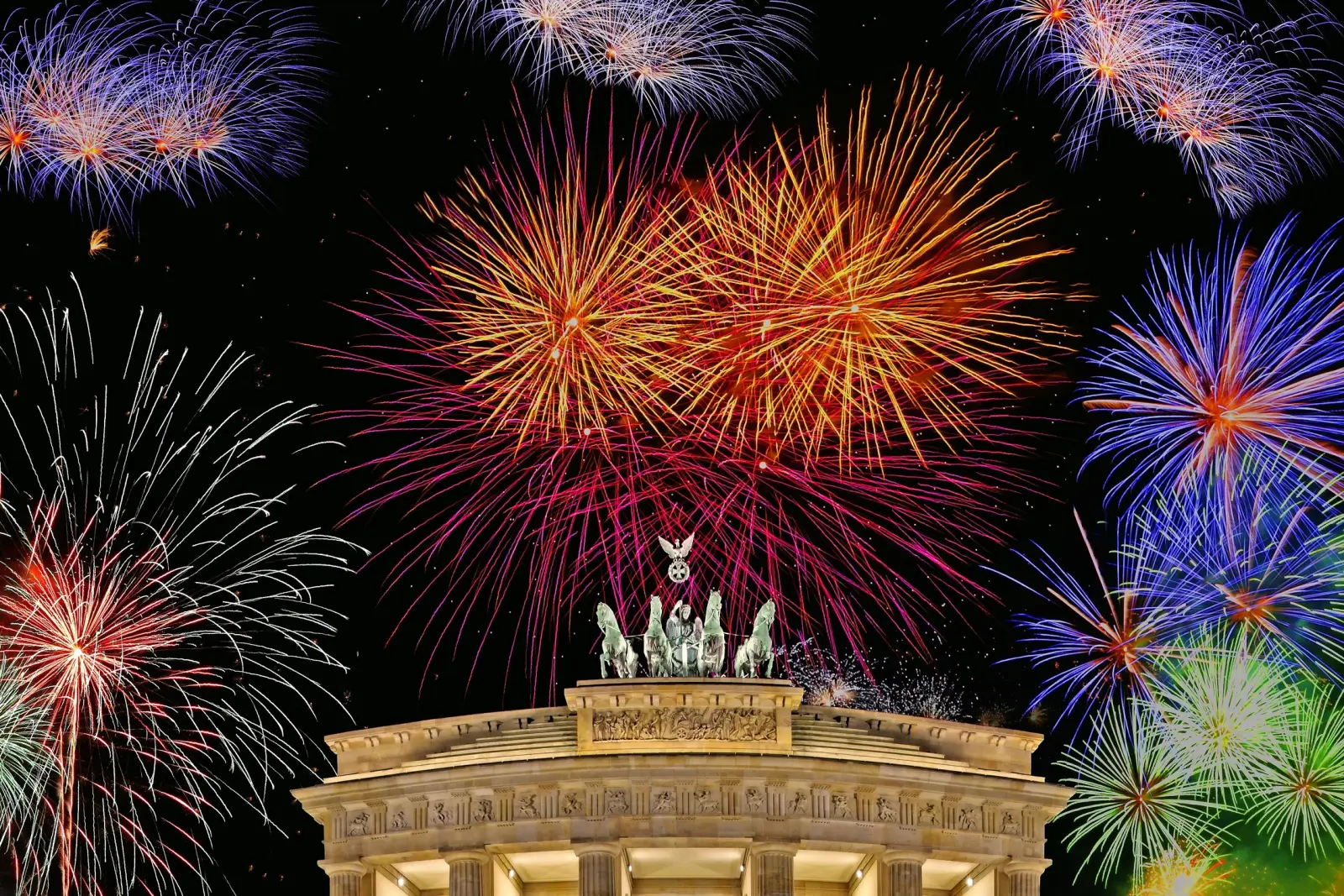 Un feu d’artifice au-dessus de la porte de Brandebourg, de nuit.