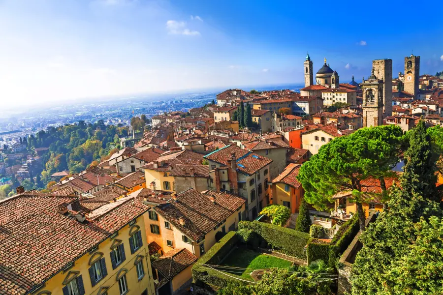 Blick auf mittelalterliche Oberstadt von Bergamo