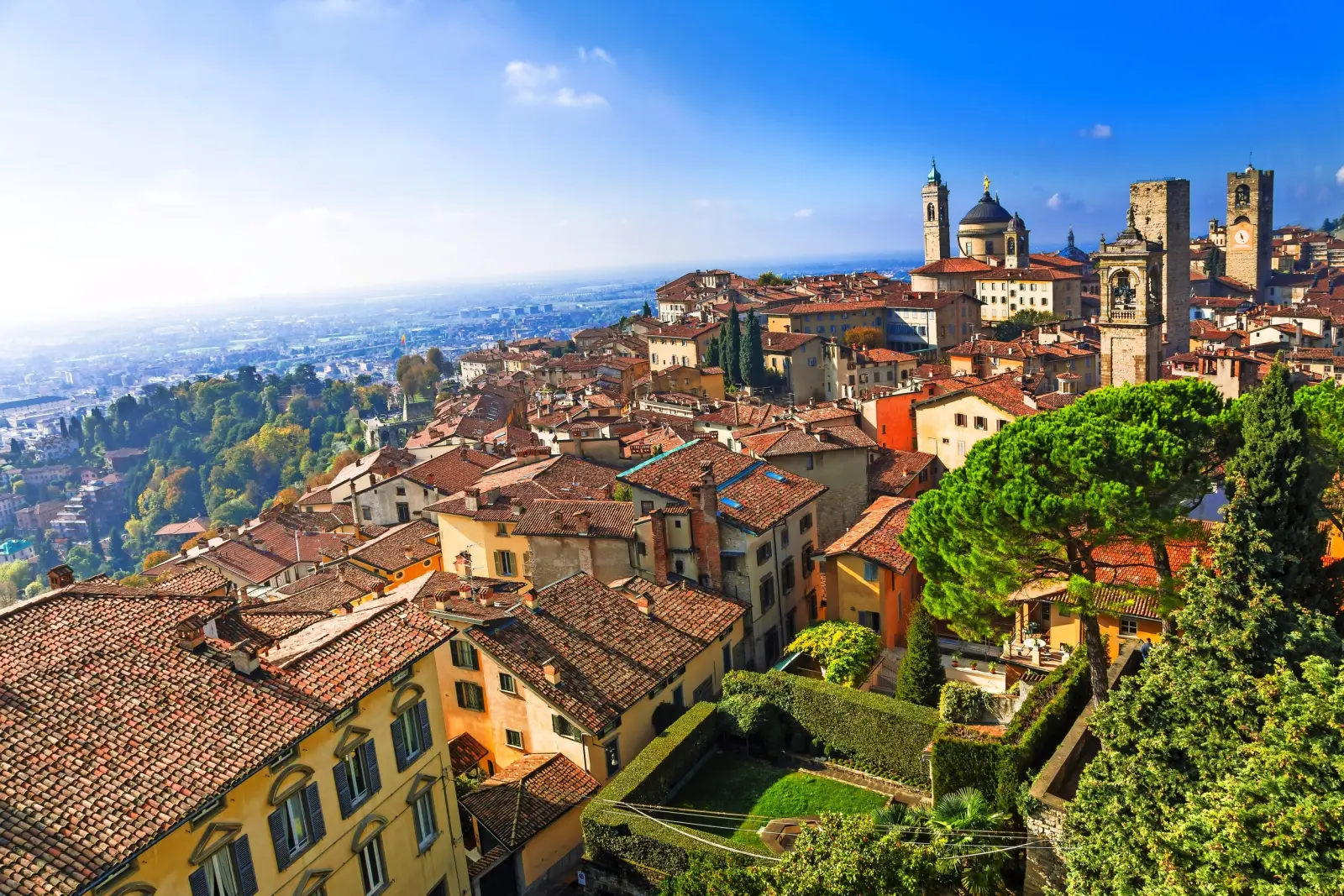 Veduta della città alta medievale di Bergamo immagine