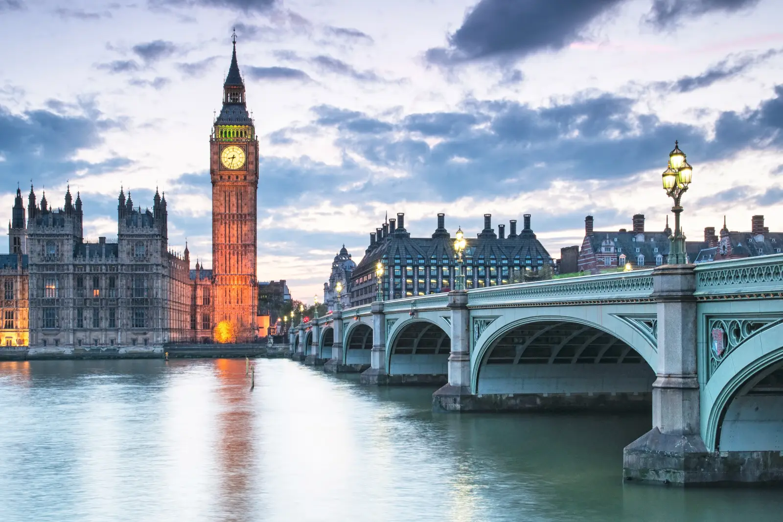 Big Ben e il Palazzo del Parlamento di notte a Londra