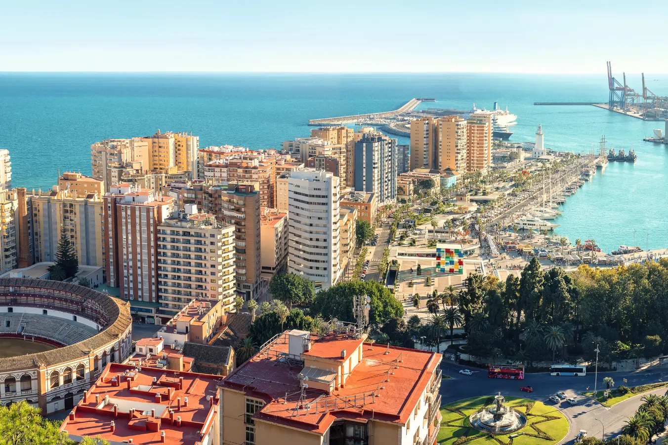 Blick auf Stadt mit Stierkampfarena am Meer und Hafen im Hintergrund