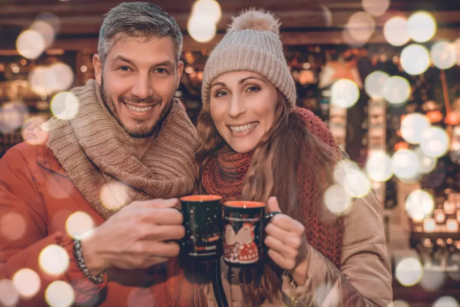 Coppia al mercatino di Natale