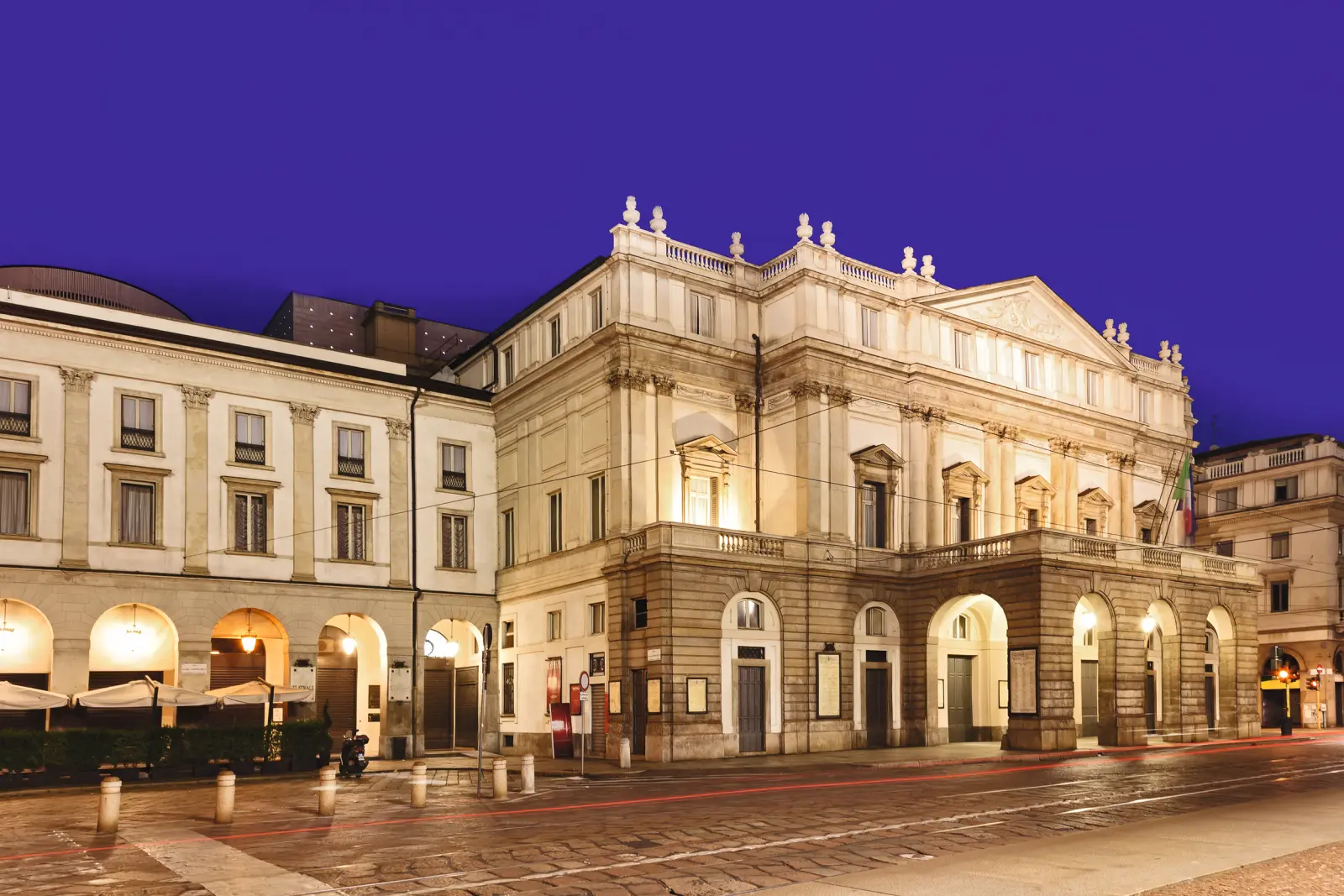 Opéra historique de nuit, façade illuminée.