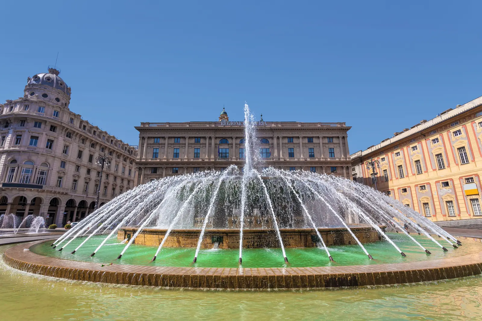 Grande fontana monumentale su una piazza davanti a edifici storici.