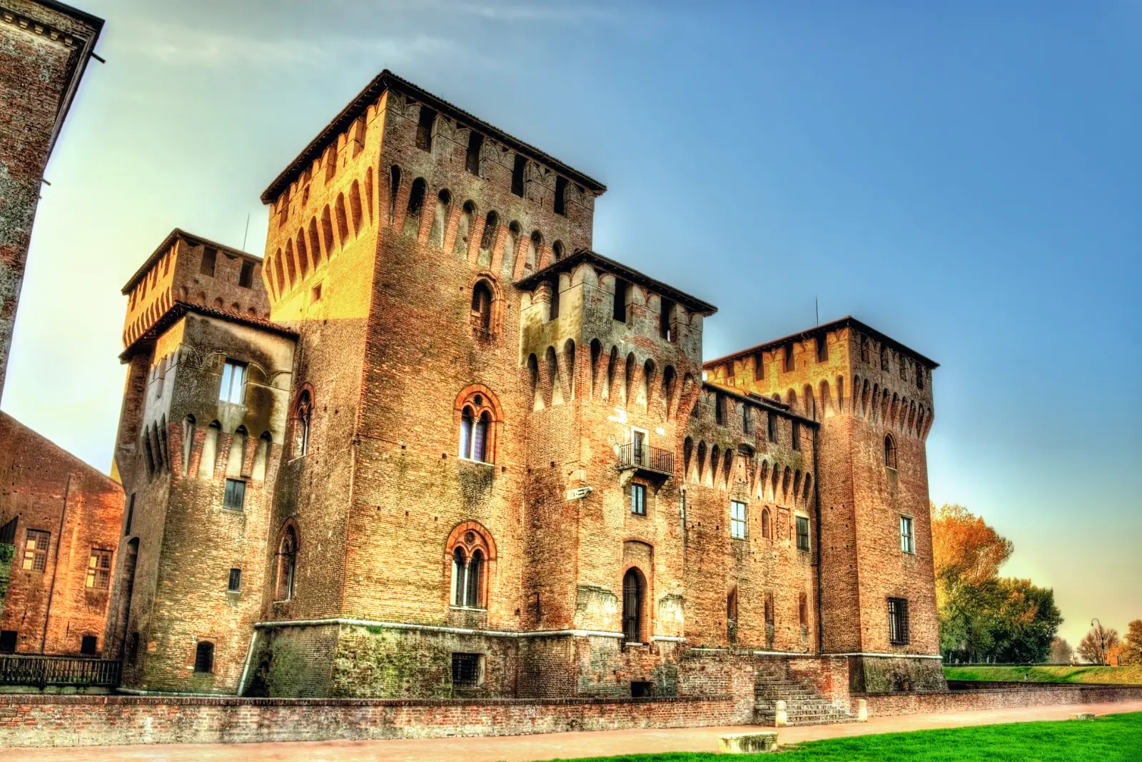 Antico castello in mattoni sotto un cielo azzurro.