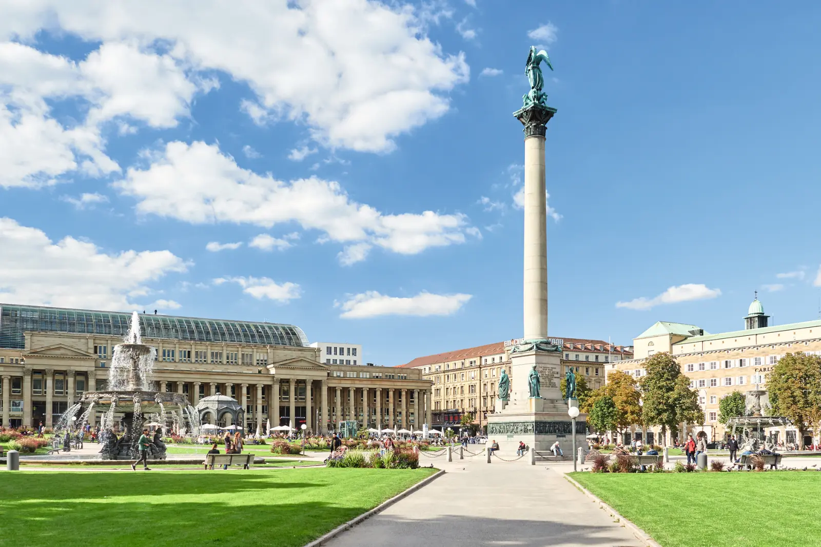 Schlossplatz di Stoccarda con la Jubiläumssäule e persone sotto il sole