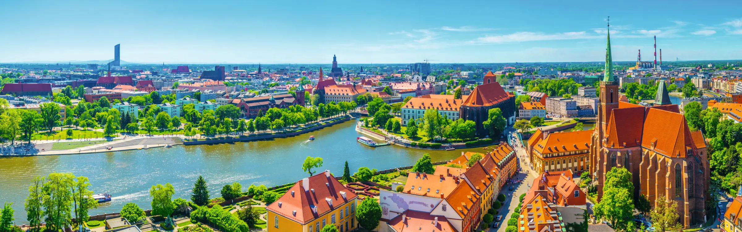 Panorama de Breslau avec la cathédrale et l'Oder par ciel dégagé.