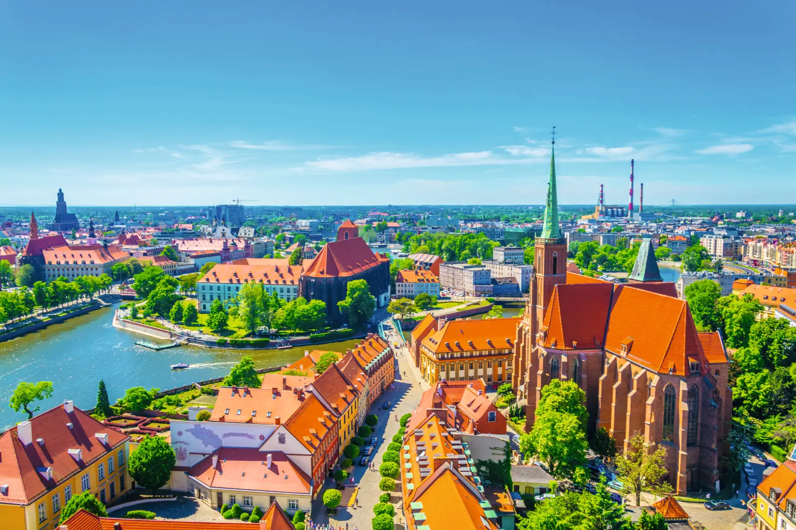 Vue de Wrocław avec sa cathédrale et le fleuve par une journée ensoleillée.
