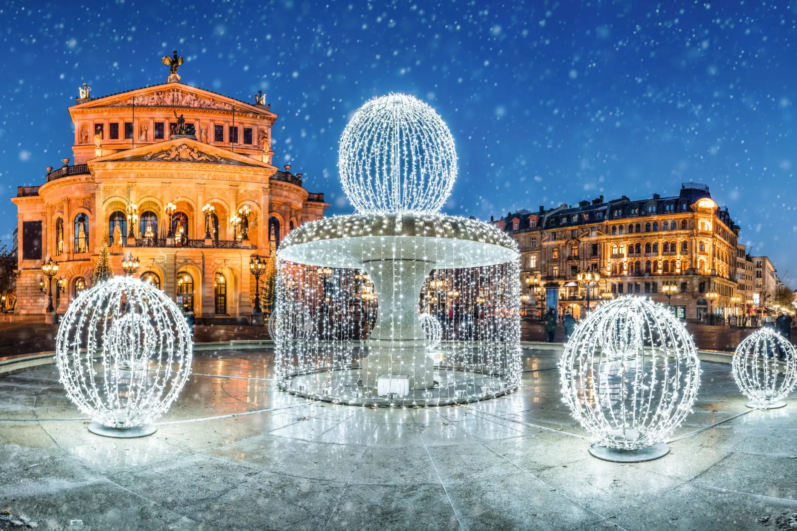 Alte Oper di Francoforte sul Meno, Assia, Germania, illuminata di notte nel periodo dell'Avvento, con la neve.