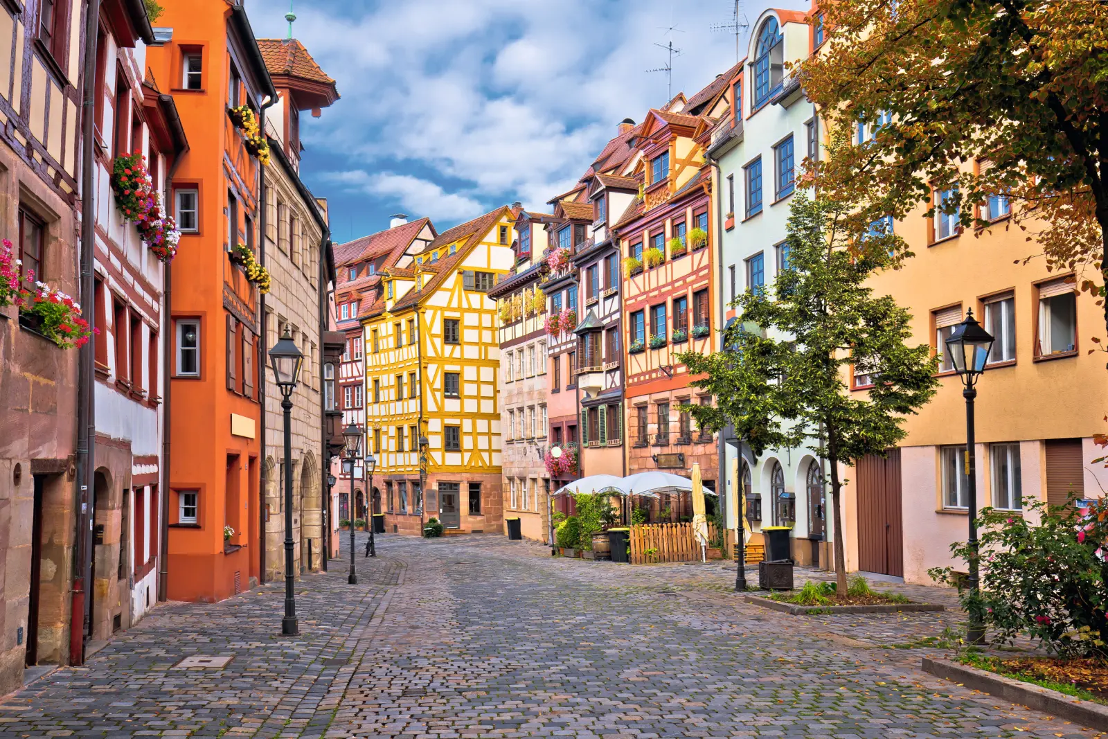 Eine malerische Altstadtgasse mit bunten Fachwerkhäusern.