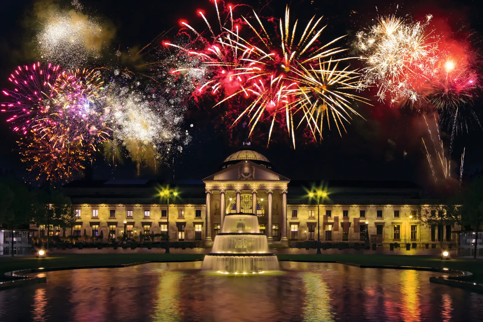 Fuochi d'artificio sopra il Kurhaus di Wiesbaden di notte, a Capodanno.