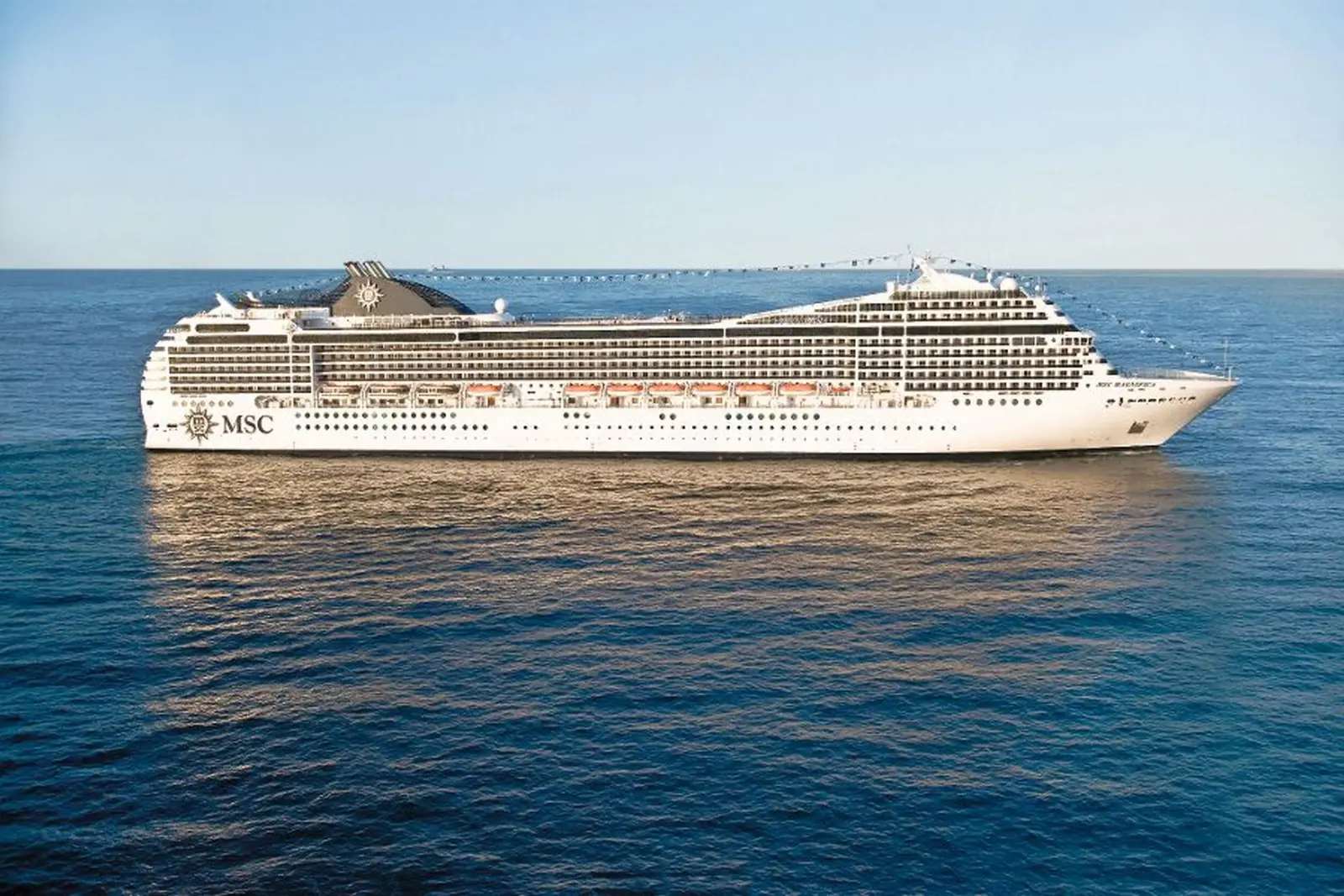 Nave da crociera MSC Magnifica in mare alla luce del giorno.