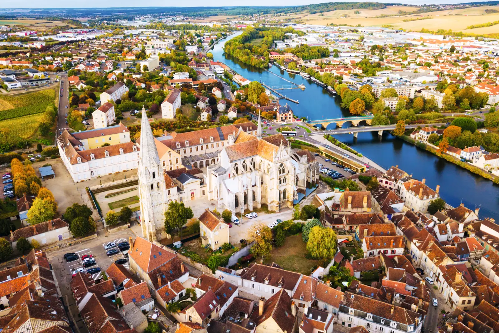 Veduta aerea di una città con cattedrale e fiume.